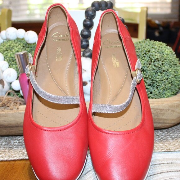 NWOT Clarks women's Mary Janes size 9 1/2 Wide - Picture 1 of 13
